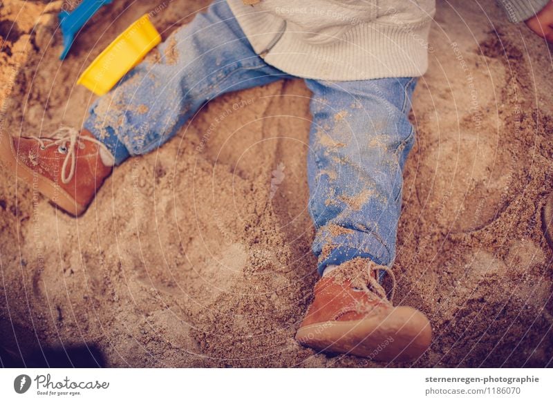 Sand Spielen Schuhe Kind Jeanshose Kleinkind Baby Sandkasten Kindergarten Kindheit Kindheitserinnerung Kindererziehung dreckig Staub