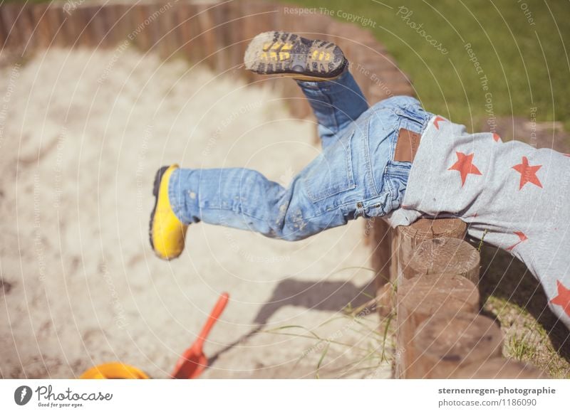 Flucht Spielen Kind Kleinkind Mädchen Junge Familie & Verwandtschaft Kindheit Beine Fuß 1-3 Jahre 3-8 Jahre krabbeln toben Spielplatz Sandkasten Gummistiefel