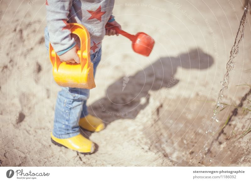 Bauarbeiter Kind Kleinkind Mädchen Junge Eltern Erwachsene 1 Mensch 1-3 Jahre 3-8 Jahre Kindheit Spielplatz Sand Sandkuchen Schaufel Spielen spielend