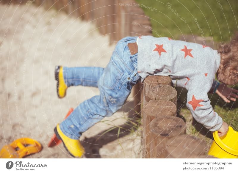 Ich bin dann mal weg Kind Kindheit Kindheitserinnerung Spielen Spielplatz spielend Kindergarten Sandkasten Klettern Stern (Symbol) 3-8 Jahre 1-3 Jahre Kleinkind