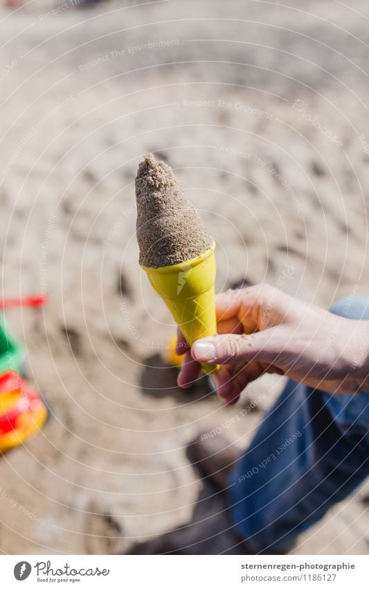 Eis, frisches Eis! Speiseeis Kind Kindheit Kindheitserinnerung Sand Sandkuchen Kindergarten Kleinkind Spielen Vater Hand Sandkasten Eiswaffel Sommer Eltern