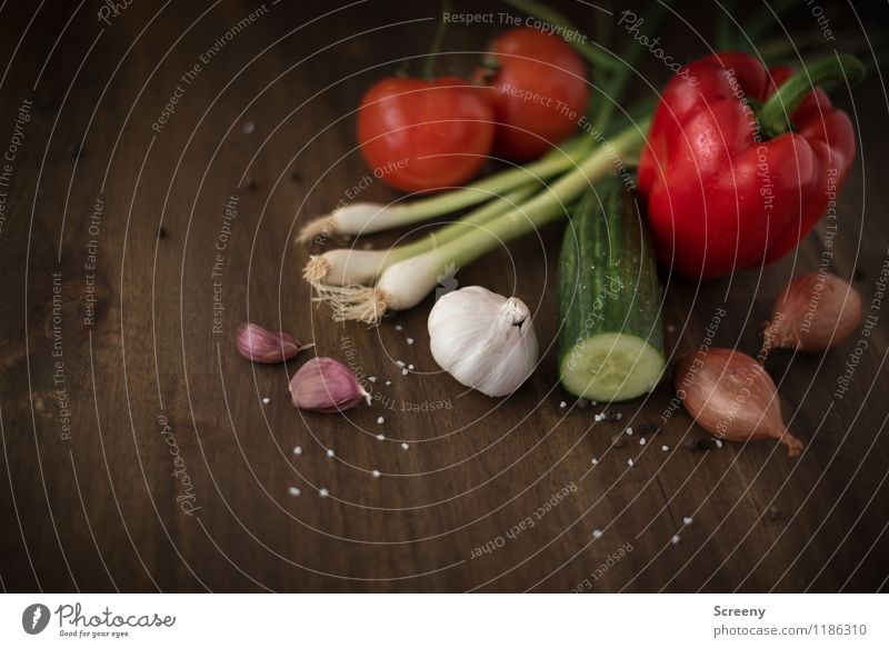 Gemüseplatte Lebensmittel Paprika Frühlingszwiebel Schalotten Knoblauch Knoblauchzehe Tomate Gurke Salz Pfeffer Pfefferkörner Ernährung Diät Holz frisch