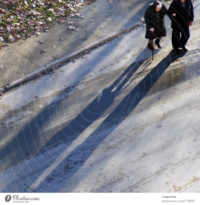 ... gemeinsam I... Zusammensein 2 Mensch schwarz Frau Senior Freundschaft Spaziergang Vogelperspektive Paar Spazierstock Demographie Stadt Gehhilfe Beton grau