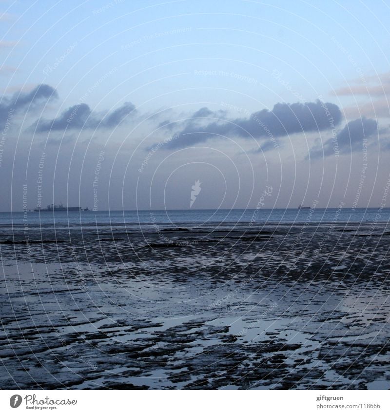 ende der badesaison I Winter Schneelandschaft Meer Wellen Horizont Wolken dunkel Küste Strand schlechtes Wetter Einsamkeit kalt Wasserfahrzeug Ferne leer Ebbe