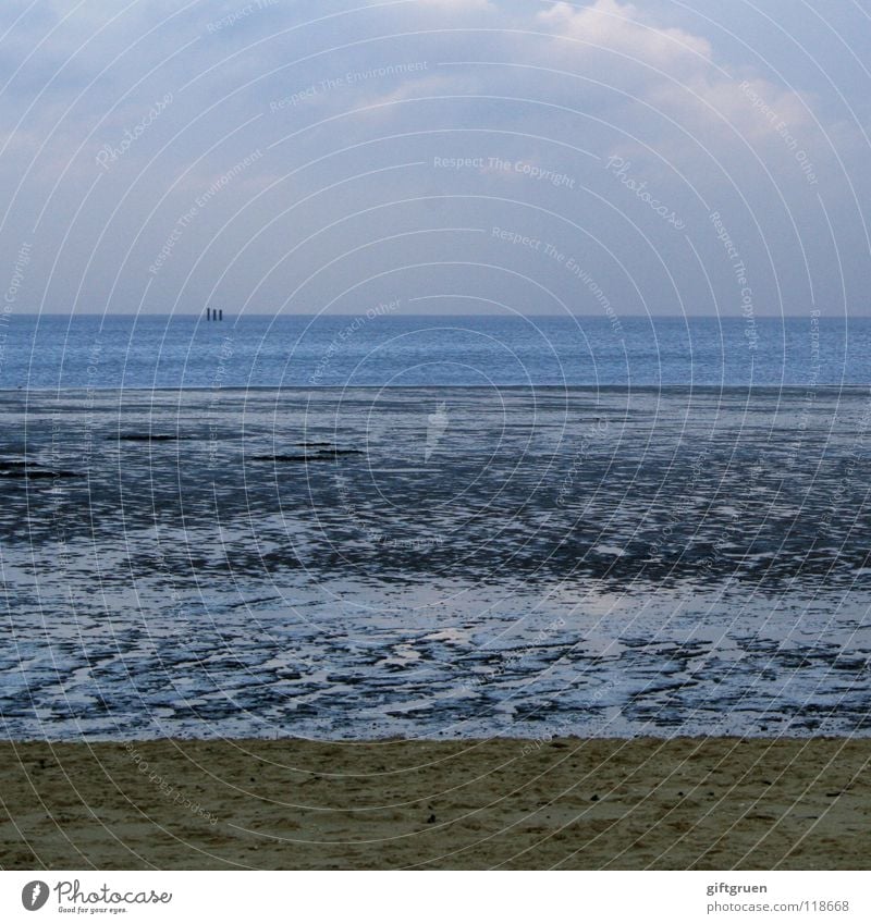 ende der badesaison II Winter Schneelandschaft Meer Wellen Horizont Wolken dunkel Küste Strand schlechtes Wetter Einsamkeit kalt Wasserfahrzeug Ferne leer