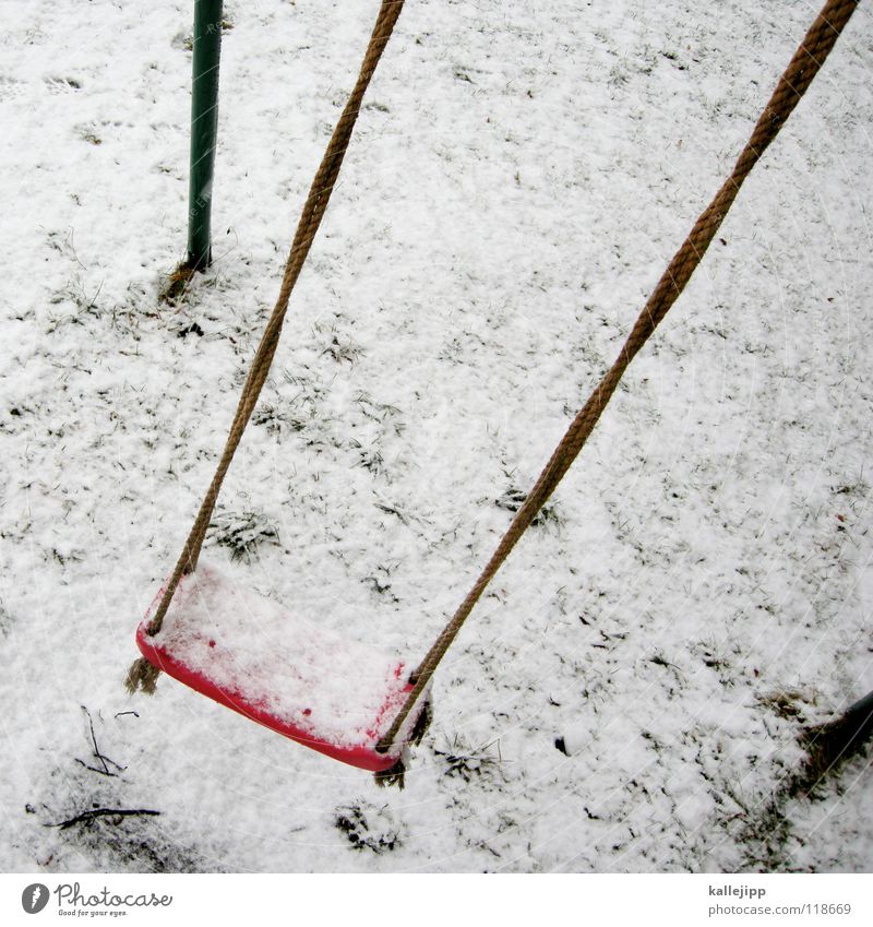 eisprinzessin Winter Schaukel kalt Spielplatz rosa magenta Spielen leer Eis Schnee Kristallstrukturen Frost snow Einsamkeit fun Freude play playground Flügel