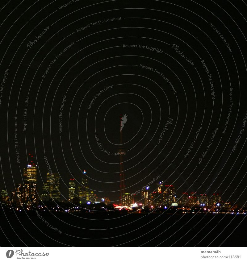 Torontos Skyline bei Nacht dunkel Hochhaus Licht Fenster Bürogebäude Haus Stadt Kanada CN Tower Wasser Lampe Fernsehturm