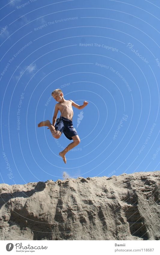 lemming. Fröhlichkeit Strand Wolken Badehose springen blond Sommer Ferien & Urlaub & Reisen Altokumulus floccus Kind Klippe 2007 Sommerurlaub loslassen