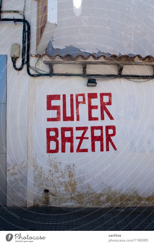 SUPER ? Prima Basar Ein Schnäppchen machen kaufen verkaufen Supermarkt Markt Handel Gewerbe Schriftzeichen rot Wand Dach Lampe Kabel mediterran Mallorca