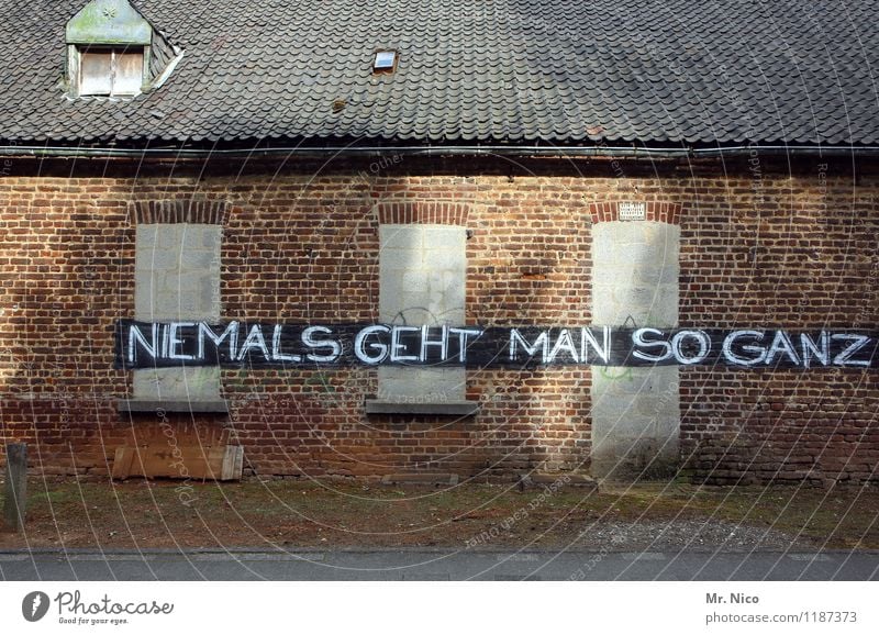 time to say goodbye Dorf Haus Ruine Gebäude Mauer Wand Fenster Tür Dach Dachrinne Heimweh Einsamkeit Ärger Frustration Verbitterung Hoffnung Verzweiflung