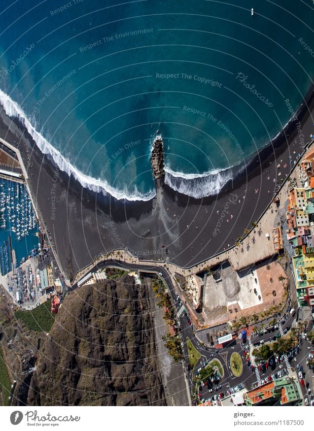 La Palma - Puerto de Tazacorte Wasser Klima Wetter Schönes Wetter Küste Strand Bucht Meer Atlantik Stadt Hafenstadt Haus Blick Engel Luft Vogelperspektive