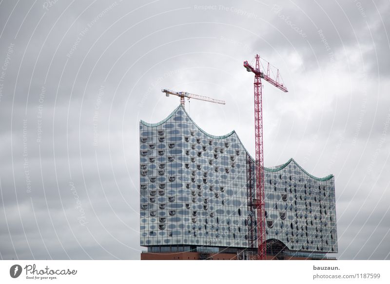 HH | ^'^|^^. Handwerker Baustelle Kran Kunst Theater Bühne Kultur Opernhaus Stadt Hafenstadt Stadtzentrum Bauwerk Gebäude Architektur Fassade Glas Metall bauen