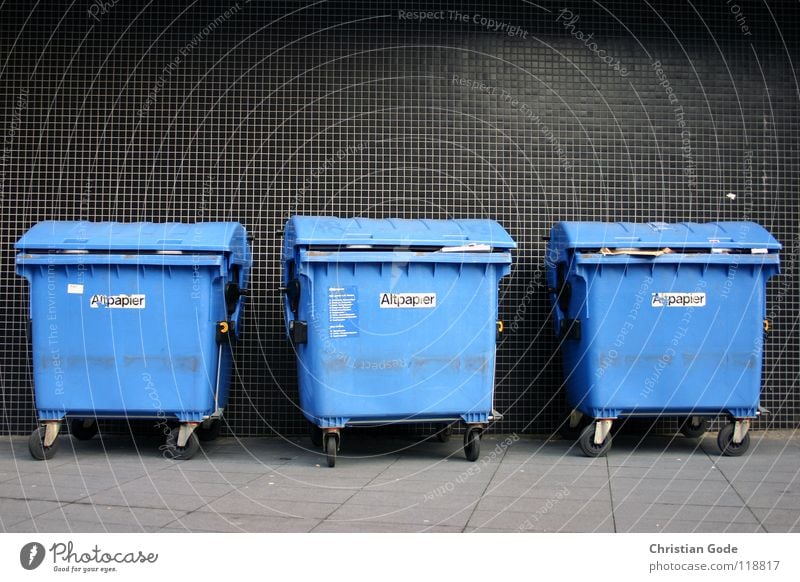 Ansammlung Bochum Müllbehälter Karton Papier Altpapier Fass wegwerfen Sammlung Müllabfuhr schwarz Bürgersteig Klappe Hinterhof Amtsgericht 3 Wand Bodenplatten