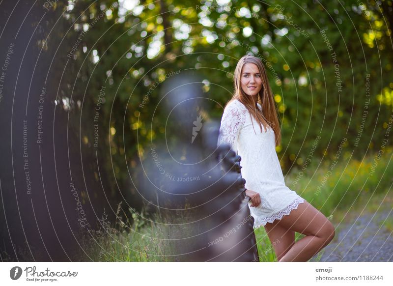 summer feminin Junge Frau Jugendliche 1 Mensch 18-30 Jahre Erwachsene Natur Sommer Schönes Wetter Park schön natürlich Geländer Farbfoto Außenaufnahme Tag