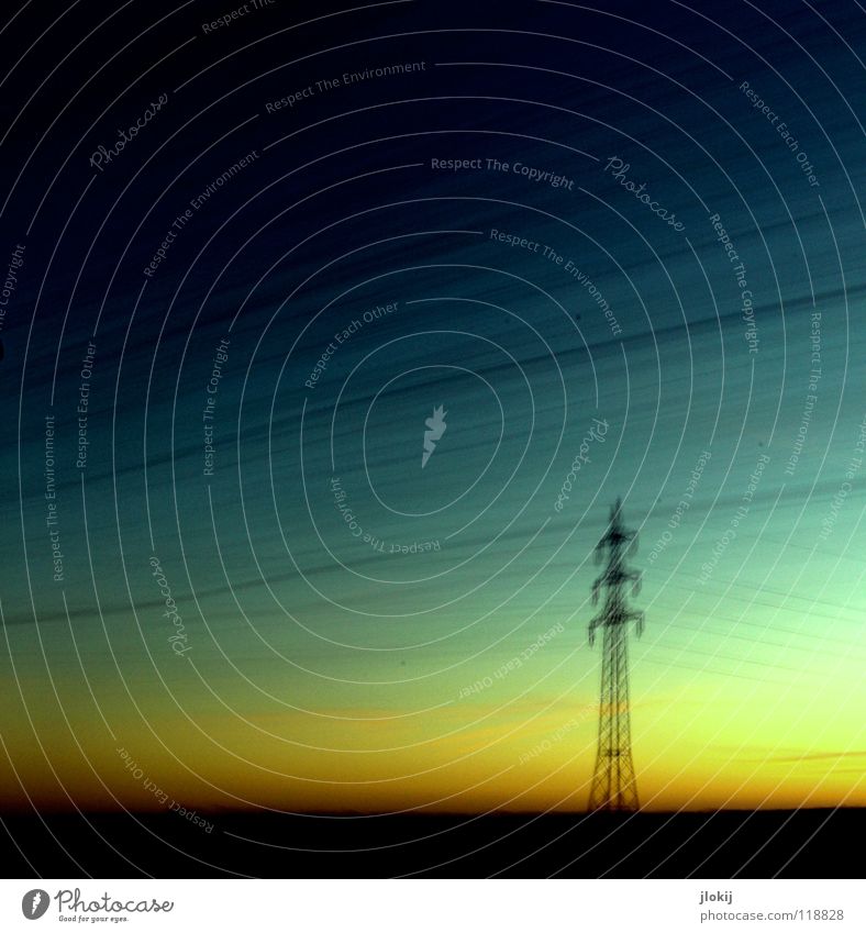 Unterwegs III Elektrizität Stromverbrauch Verkehrswege Versorgung elektrisch verteilen Metamorphose gefährlich Lebensgefahr Station Wolken Himmel hell-blau