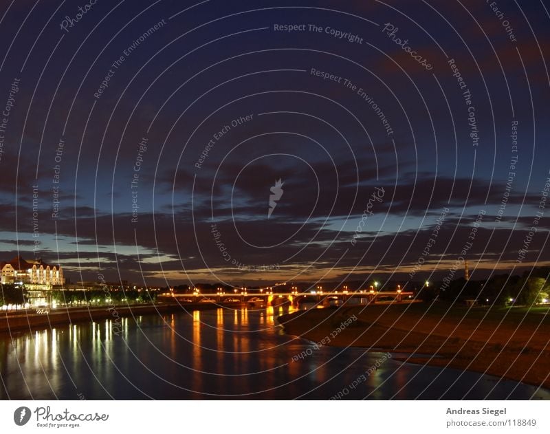 Elbabwärts Dresden Stadt Wolken Nacht dunkel Reflexion & Spiegelung Laterne Licht fließen Elektrizität Sonnenuntergang Horizont Fluss Bach Himmel Elbe Abend