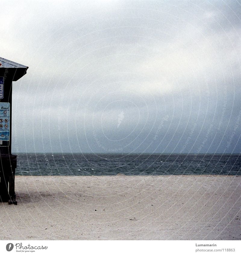 Skisaison Erholung ruhig Ferien & Urlaub & Reisen Tourismus Strand Meer Winter Sand Wasser Himmel Wolken schlechtes Wetter Küste Hütte kalt trist friedlich