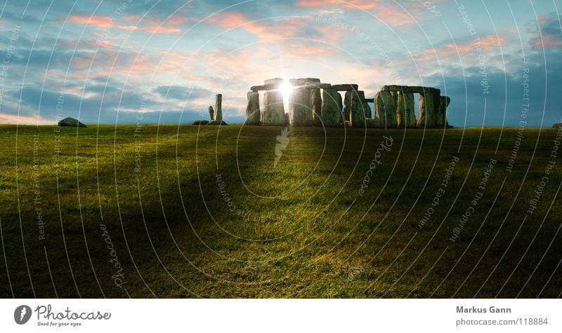 Stonehenge Sonnenuntergang England Wolken Gras Religion & Glaube Esoterik rosa Großbritannien Englisch historisch Wahrzeichen Denkmal Schatten Rasen Abend blau