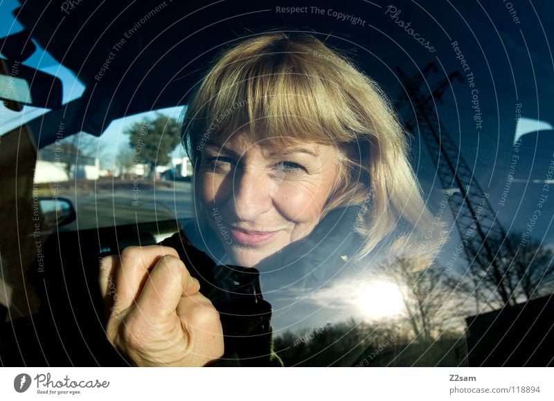 was is jetzt? blond fahren Fenster Finger Frau Hand Porträt Reflexion & Spiegelung Strommast Verkehr feminin Weitwinkel Straßenverkehr Strahlung glänzend Baum