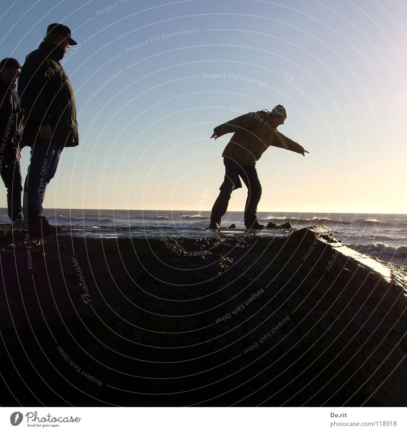 vor dem Sprung Freude Zufriedenheit Ferien & Urlaub & Reisen Sommer Strand Wasser Schönes Wetter Felsen Küste Nordsee beobachten springen stehen Glätte Dänemark