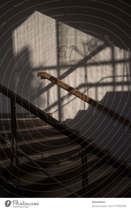 treppe. Häusliches Leben Schönes Wetter Haus Industrieanlage Fabrik Bauwerk Mauer Wand Treppe Fenster Beton Holz Schriftzeichen Ziffern & Zahlen Graffiti