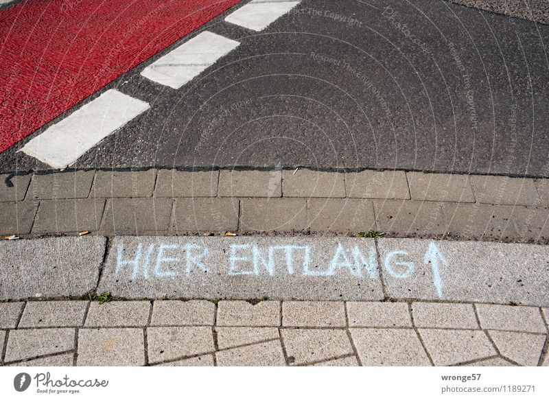 HIER ENTLANG Verkehrswege Straße Schriftzeichen Ziffern & Zahlen Schilder & Markierungen Linie Pfeil Streifen braun grau schwarz weiß Straßenrand Straßenbelag