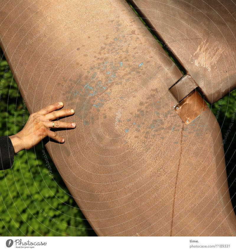 Hand & Werk Handwerk Schiffswerft Schiffsbau maskulin 1 Mensch Hecke Schifffahrt Segelschiff Wasserfahrzeug Ruder Metall festhalten außergewöhnlich elegant hell