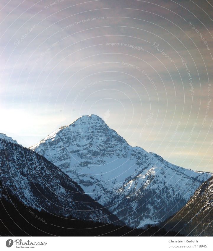 Berg See Schneelandschaft Winter rot Schlittschuhlaufen Gebirgssee Berge u. Gebirge Eis Alpen Landschaft Himmel Felsen