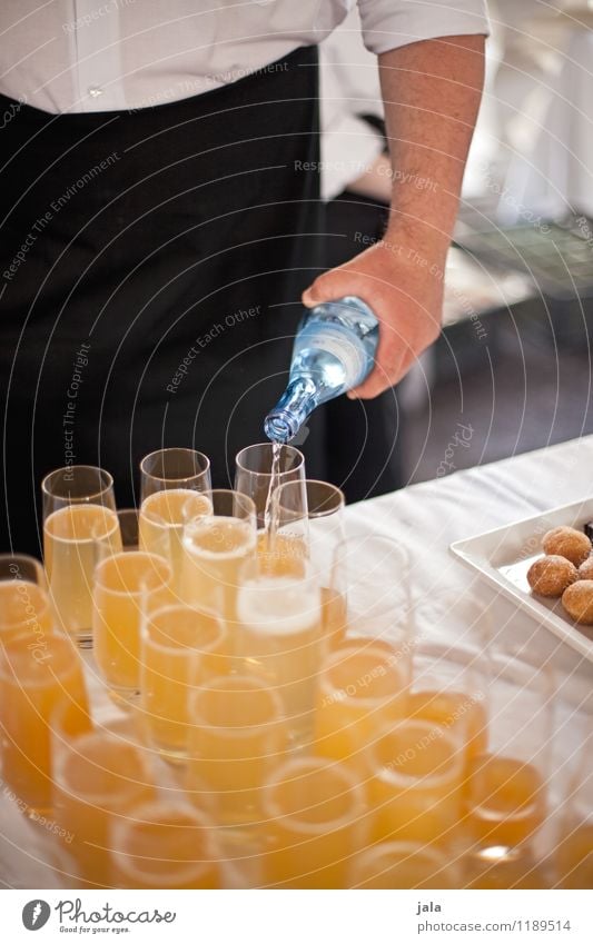 getränke Getränk Erfrischungsgetränk Trinkwasser Limonade Flasche Glas Lifestyle Reichtum elegant Party Veranstaltung Mensch maskulin Hand lecker ausschank