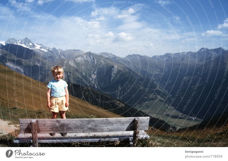 Gipfelstürmer Mädchen Kind wandern klein groß Wolken Alm Ferien & Urlaub & Reisen fertig Dia Horizont Panorama (Aussicht) Mut Unbekümmertheit stehen Physik