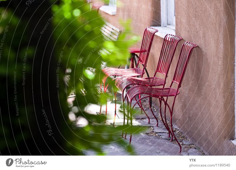 Santa Fe Backyard Resting Place Dorf Altstadt Menschenleer Haus Bauwerk Gebäude Architektur Mauer Wand Fassade Fenster entdecken rot Stuhl Stuhlreihe pueblo