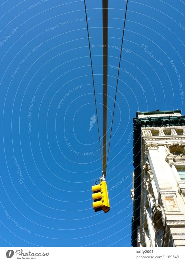 Signalfarben... Wolkenloser Himmel New York City Stadtzentrum Haus Fassade Ampel hängen leuchten gelb signalgelb Verkehr aufhängen Straßenkreuzung Amerika