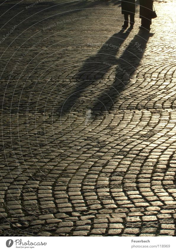 Winterabendschatten_1 Farbfoto Gedeckte Farben Außenaufnahme Abend Licht Schatten Gegenlicht ruhig Sonne Mensch Paar 2 Düsseldorf Altstadt Platz Verkehrswege