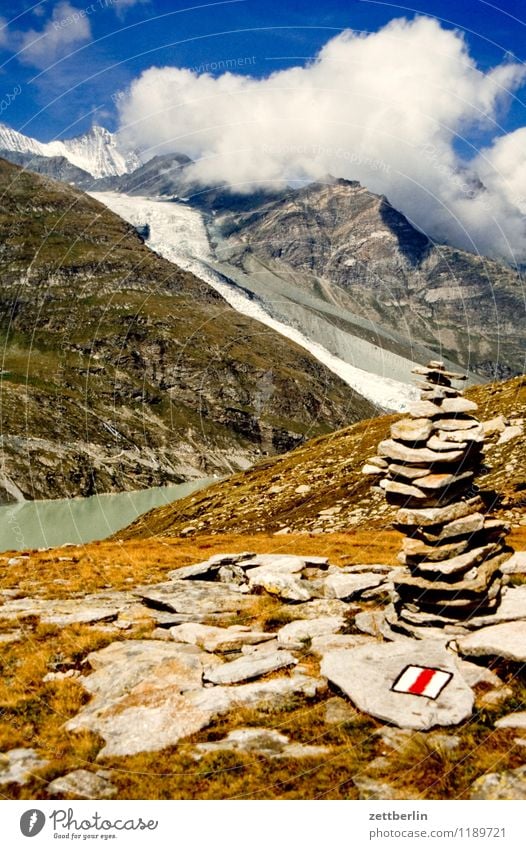 Schweiz (4) Berge u. Gebirge Hochgebirge Felsen massiv Ferne Nebel Dunst Ferien & Urlaub & Reisen Reisefotografie Tourismus Alpen karg Landschaft Natur