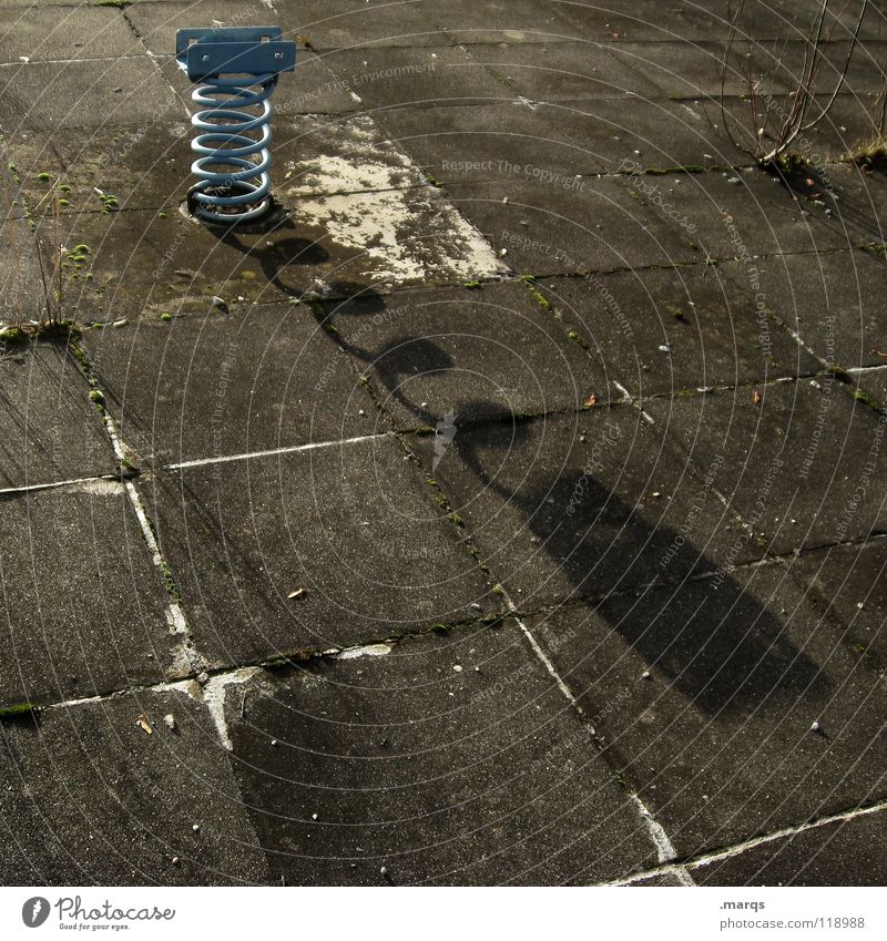 Ausgespielt Schatten Abendsonne Bodenplatten verfallen dunkel Spielplatz Spielzeug Wippe springen Spirale Schwimmbad Freibad Sommer Freizeit & Hobby obskur