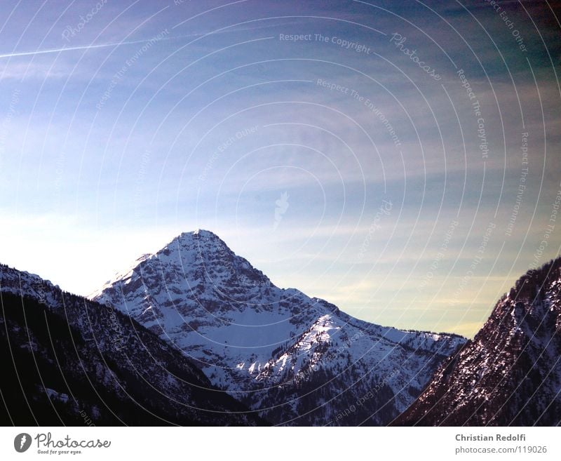 Berg (Thaneller) See Schneelandschaft Winter rot Schlittschuhlaufen Gebirgssee Berge u. Gebirge Eis Alpen Landschaft Himmel Felsen blau