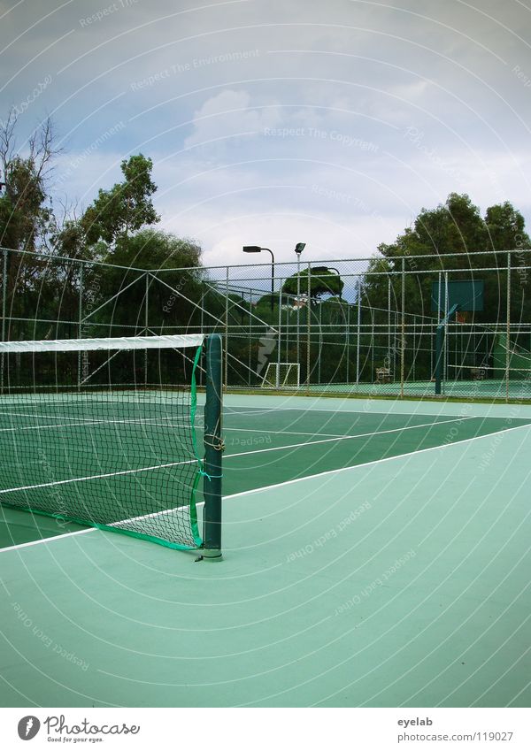 Warten auf Anna Kurvenkova Tennis Platz Tennisplatz Spielen Ballsport grün Wolken Regen leer aufräumen Zaun Lampe Trainer Baum Sportveranstaltung Streifen