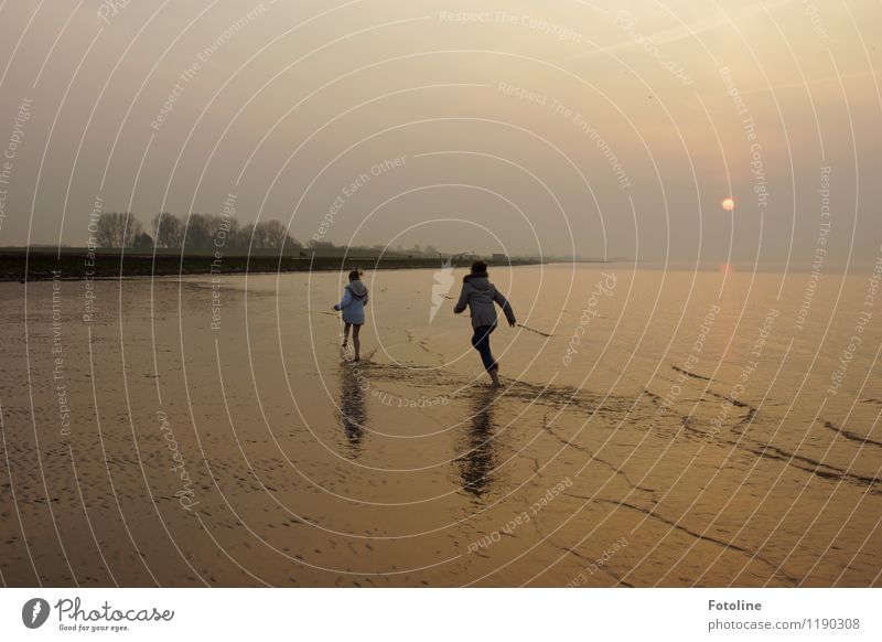 Watt? Toben? Bin ich dabei! Mensch Kind Geschwister Kindheit 2 Umwelt Natur Urelemente Wasser Schönes Wetter Wellen Küste Strand Nordsee Meer frei maritim nass