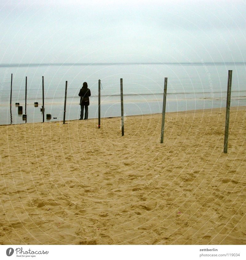 Grenze Meer Strand Küste Horizont Ferne Mann Frau Einsamkeit Sehnsucht Nebel Sandbank Meerwasser Flutschutzanlage Buhne Europa Mensch Ostsee warten Himmel