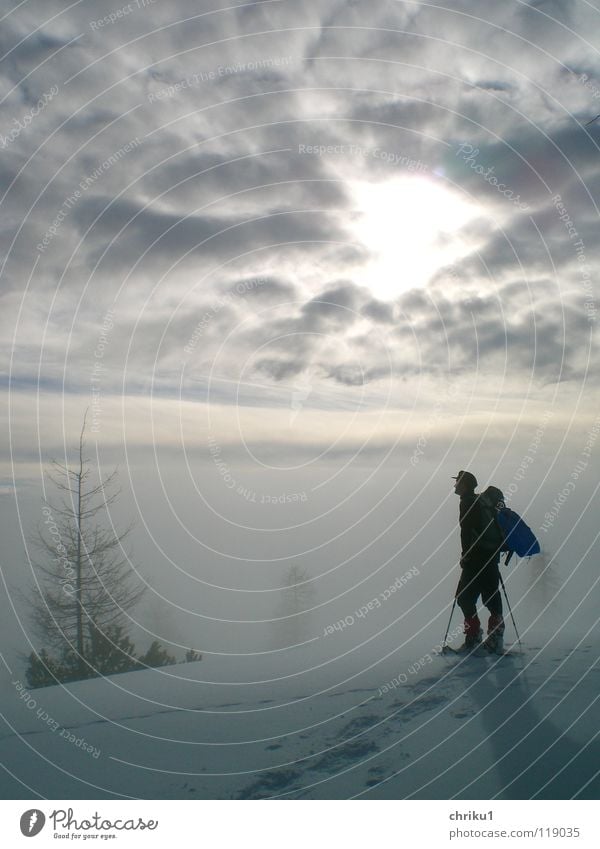 Nebelstille_2 Bergsteigen wandern Schneeschuhe Mann Hochnebel ruhig Einsamkeit Wolken Wintersport Schneespur Berge u. Gebirge Alpen Mensch Klobenjoch Klettern