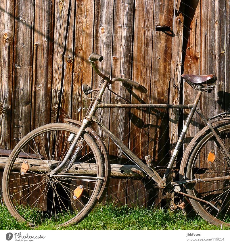 Rad verfallen Schrott 2007 Holz Holzwand Gras grün braun Kunst Kunsthandwerk Vertrauen Spielen Fahrrad farrad alt vaterland raphael brunken Fahrradsattel