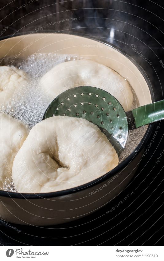 Bagel im Vintage-Topf kochen Brot Frühstück Küche Koch Fabrik Hand Herd & Backofen machen frisch weiß Tradition Bäckerei Lebensmittel kochen & garen Teigwaren