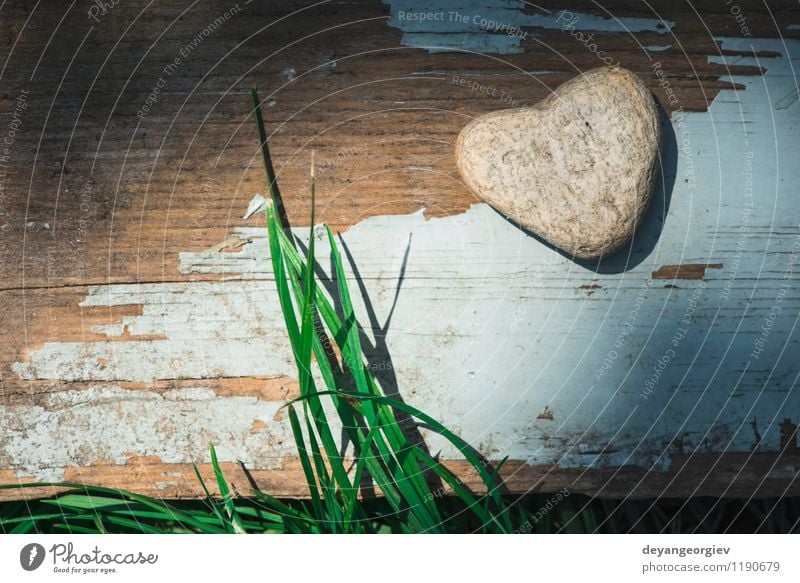 Steinherzform auf Holz Spa Strand Dekoration & Verzierung Valentinstag Natur Landschaft Sand Felsen Herz Liebe natürlich grau weiß Romantik geformt Form