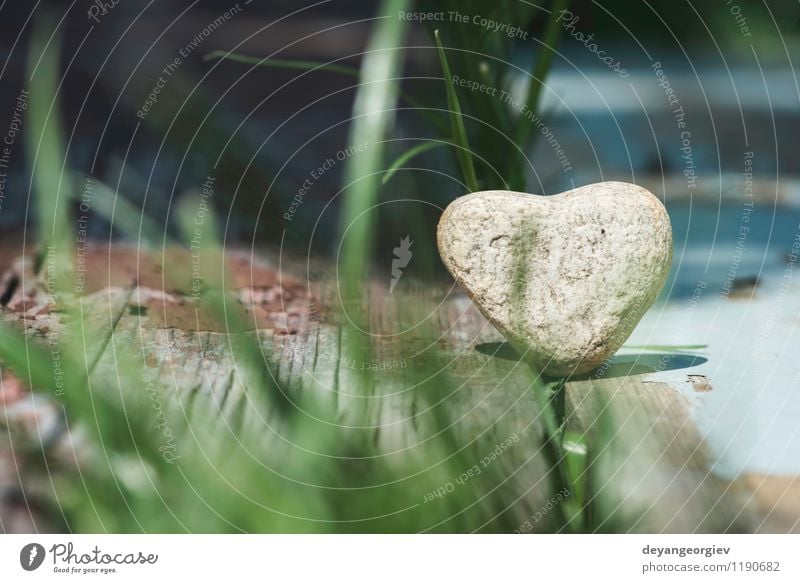 Steinherzform auf Holz Spa Strand Dekoration & Verzierung Valentinstag Natur Landschaft Sand Felsen Herz Liebe natürlich grau weiß Romantik geformt Form