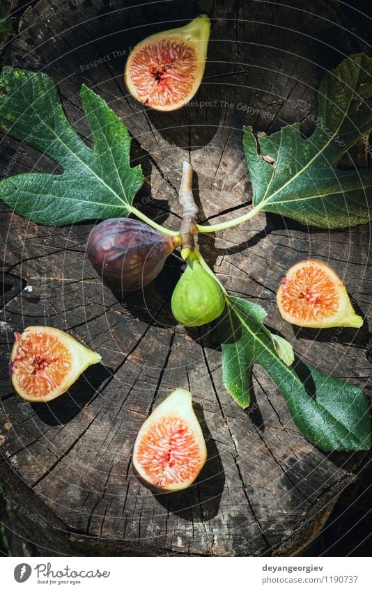 Feigen in gelber Schüssel Frucht Diät exotisch Natur Herbst Blatt frisch natürlich saftig grün rot reif Lebensmittel Holz organisch purpur süß Hintergrund