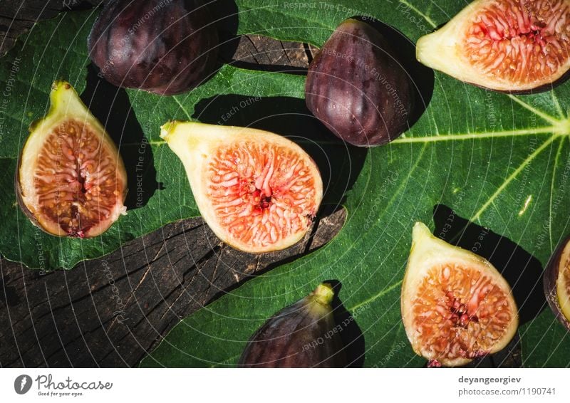 Feigen in gelber Schüssel Frucht Diät exotisch Natur Herbst Blatt frisch natürlich saftig grün rot reif Lebensmittel Holz organisch purpur süß Hintergrund