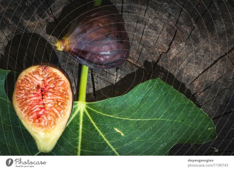 Feigen in gelber Schüssel Frucht Diät exotisch Natur Herbst Blatt frisch natürlich saftig grün rot reif Lebensmittel Holz organisch purpur süß Hintergrund