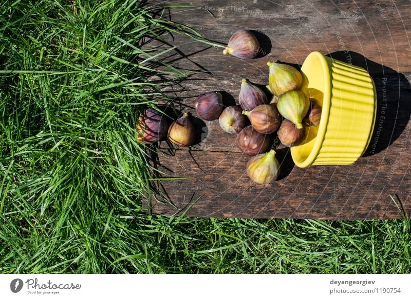 Feigen in gelber Schüssel Frucht Dessert Ernährung Schalen & Schüsseln exotisch Tisch Natur Herbst frisch natürlich saftig Lebensmittel rustikal süß Holz roh