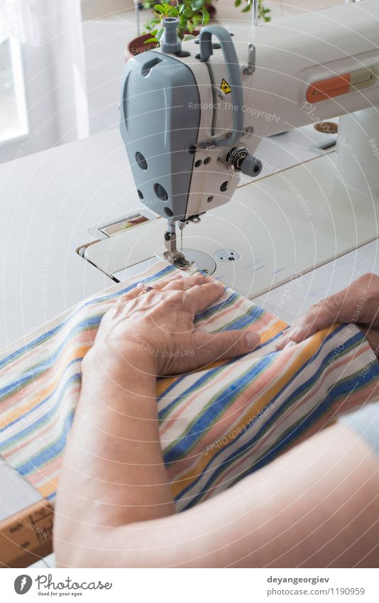 Frauen nähen auf Nähmaschine Design Arbeit & Erwerbstätigkeit Beruf Fabrik Industrie Handwerk Business Mensch Erwachsene Mode Bekleidung Stoff weiß Kreativität