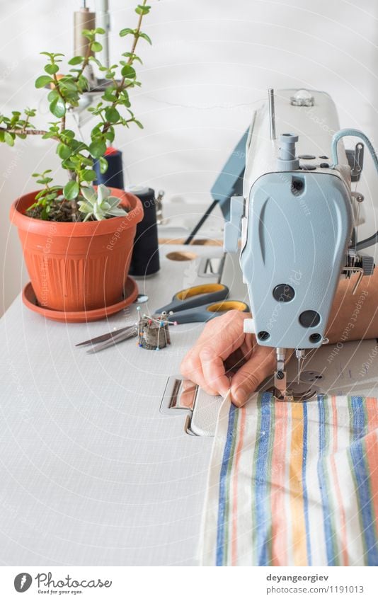 Nähmaschine Design Arbeit & Erwerbstätigkeit Fabrik Industrie Handwerk Werkzeug Maschine Mode Bekleidung Kleid Stoff Metall machen Nähen Faser Nadel Textil